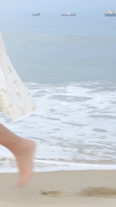 少女沙滩漫步特写日系少女视频