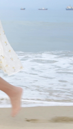 少女沙滩漫步特写日系少女21秒视频