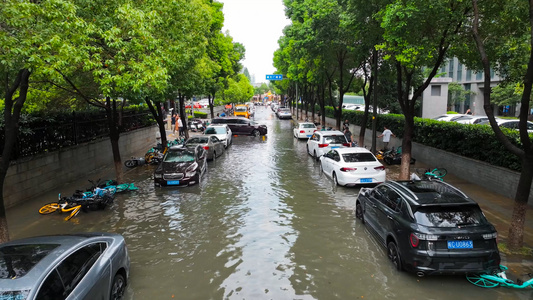 4K航拍暴雨后城市街道积水水淹路边汽车视频