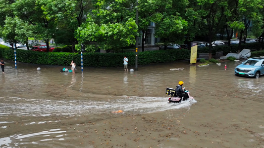 4K航拍夏季暴雨过后路面积水严重外卖员骑车淌水视频