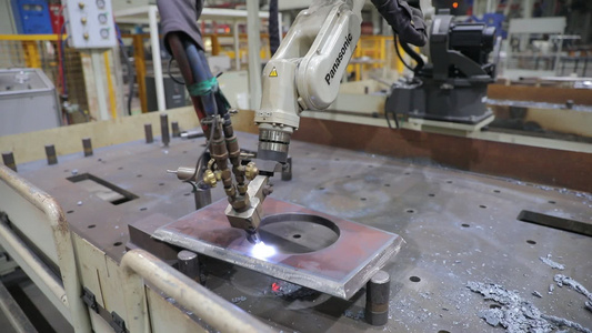 工厂机械臂焊切视频