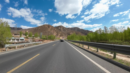 开车第一视角沿途风景蓝天白云道路上视频