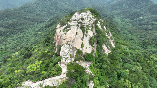 航拍河南信阳旅游5A级鸡公山景区攀登报晓峰山顶的游客4k素材视频