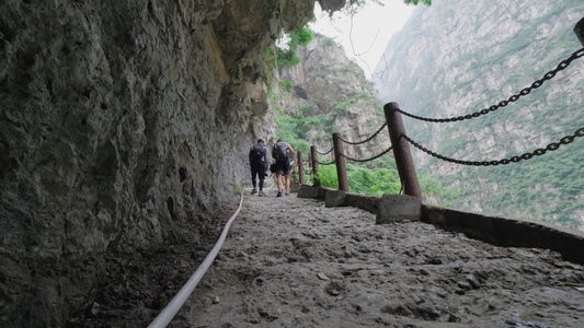 游客登山过程视频