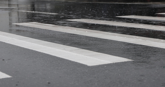 4K拍摄雨天的路口斑马线合集视频