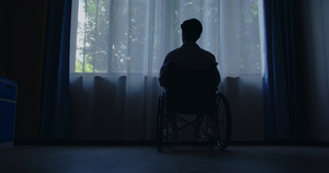 医院里坐在轮椅上孤独的病人背影29秒视频