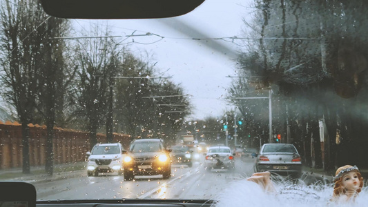 梅雨天气出行城市道路车流视频