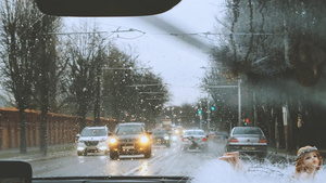 梅雨天气出行城市道路车流13秒视频