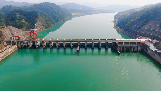 航拍大山水库水电站视频