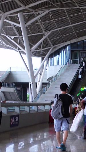 城市高铁火车站出站台推着行李箱的行人素材交通素材57秒视频