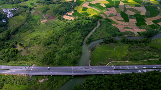 桂林喀斯特山谷中穿行的高速公路视频