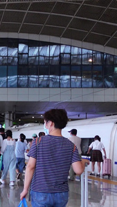 城市高铁火车站出站台推着行李箱的行人素材城市素材视频