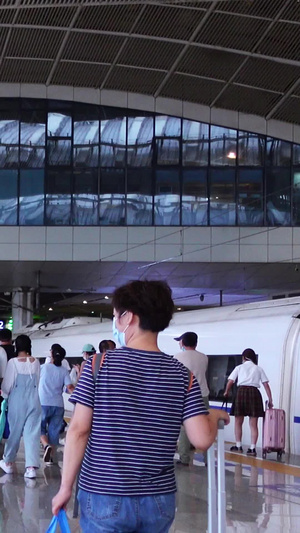 城市高铁火车站出站台推着行李箱的行人素材城市素材57秒视频