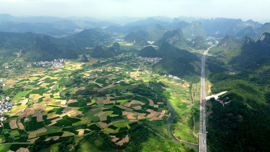 桂林喀斯特山谷中穿行的高速公路视频