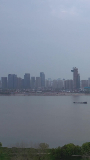 航拍风光城市武汉地标江滩公园抗洪救灾纪念馆教育素材城市建设27秒视频