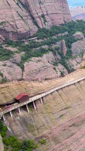 5A风景区弋阳龟峰悬崖峭壁上的栈道航拍丹霞地貌视频