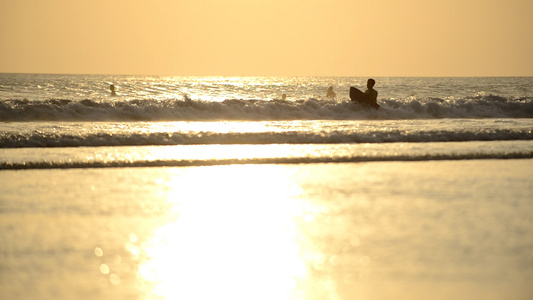 夕阳热带海边冲浪视频