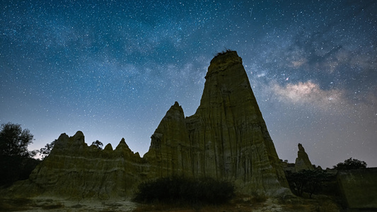 8K云南土林银河星空星轨视频