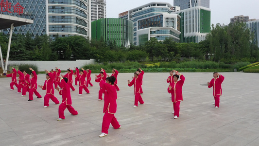 老人练习广场舞视频