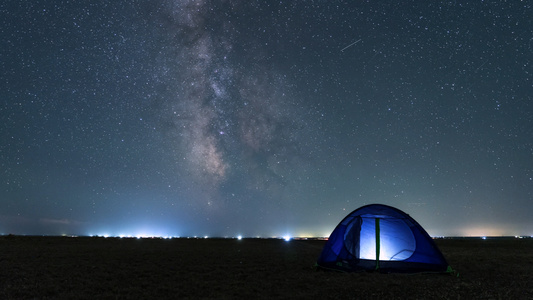 夏日银河星空下的帐篷露营旅行生活延时视频