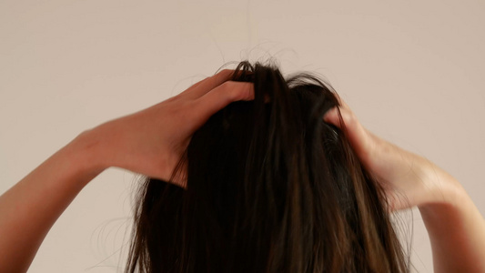 4K挠头头发瘙痒发质干燥头皮屑疾病困扰情绪低落视频