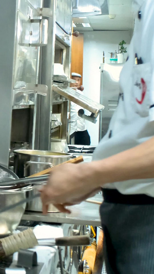 实拍厨房厨师炒菜颠勺特写厨房炒菜24秒视频