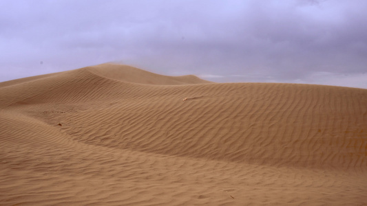 大风刮起干旱沙漠的沙子随风便散延时视频