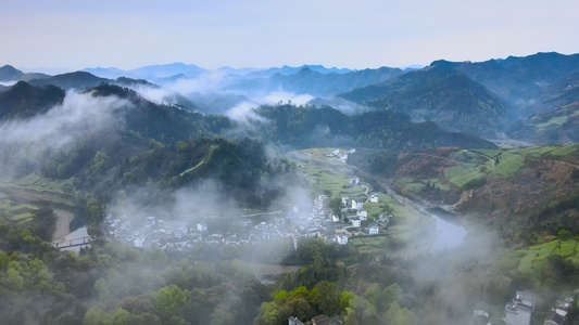 安徽黄山歙县山村清晨云雾缭绕徽派建筑4K视频