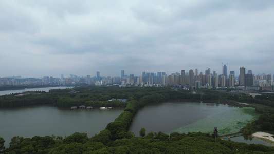 航拍暴雨来临前的城市乌云密布天空湖景绿道风景4k素材视频