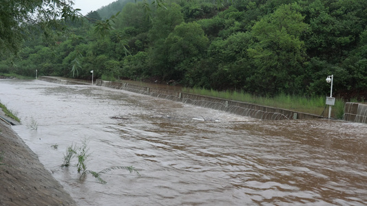 实拍暴雨后洪水泥石流河流视频