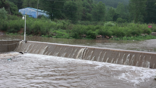 实拍暴雨后洪水泥石流河流视频