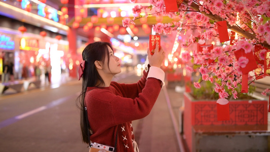 4K春节街道上的少女视频