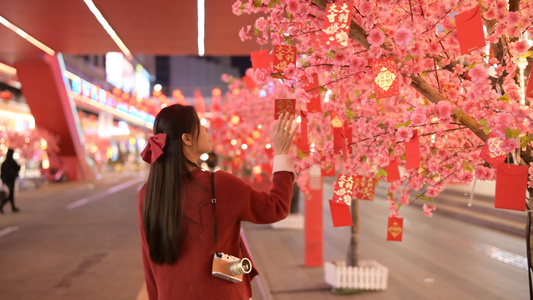 4K春节街道上的少女视频