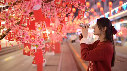 4K春节灯笼下拍照的少女视频