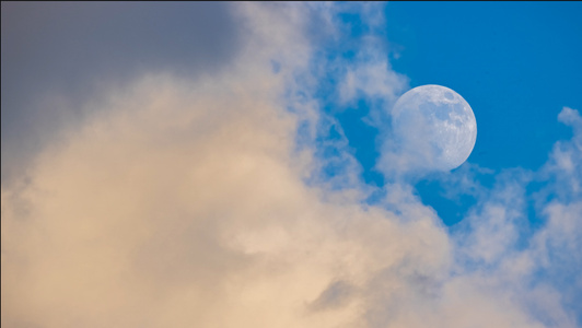 蓝天月亮云朵8K延时摄影视频
