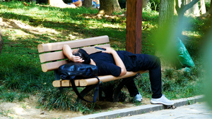 4K公园休憩公园留宿失业沮丧公园长椅上失落的男人14秒视频