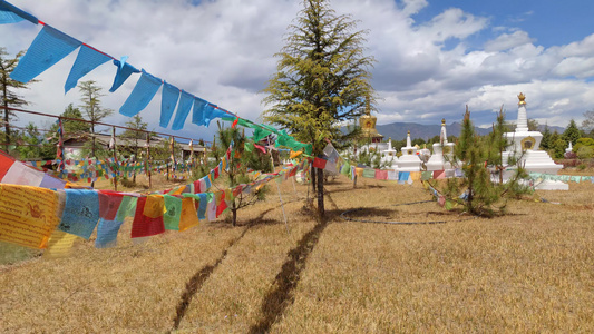 实拍蓝天白云经幡金塔西藏风景 视频