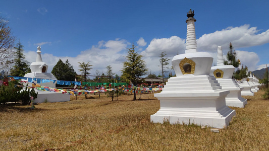 实拍蓝天白云经幡金塔西藏风景 视频