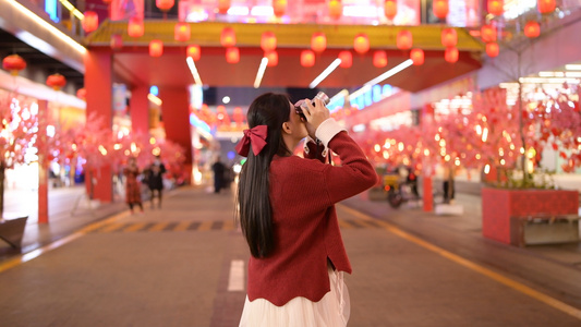 4K春节灯笼下拍照的少女视频