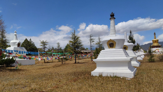 实拍蓝天白云经幡金塔西藏风景 视频