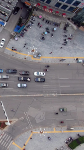 航拍三线城市十字交叉路口车流量视频