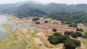 4k航拍水库退水后红色地面自然风光29秒视频