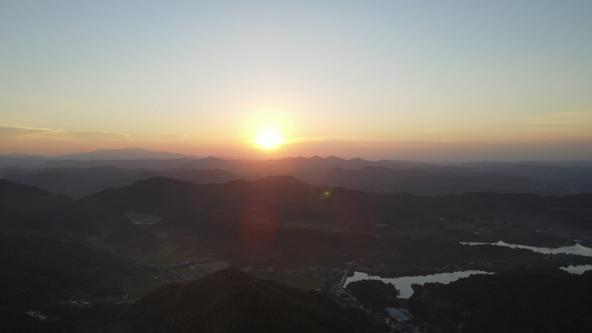 航拍夕阳下大自然山川河流森林视频