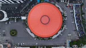 航拍风光城市地标建筑彩色的圆形演出艺术剧场城市交通道路素材54秒视频