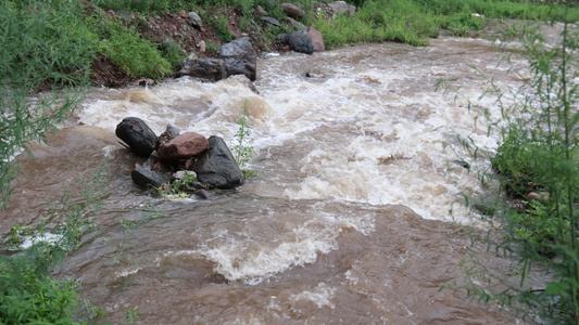 实拍暴雨后洪水泥石流河流视频