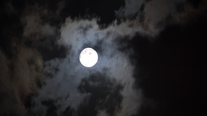 4K实拍月亮在云里穿梭19秒视频