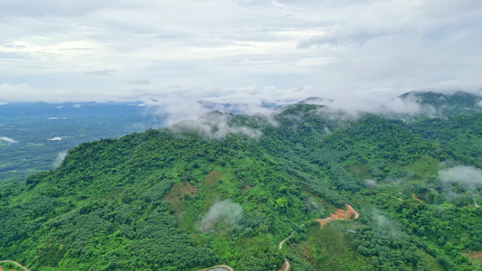 海南保亭黎族自治县热带雨林云海高视角航拍森林风景视频