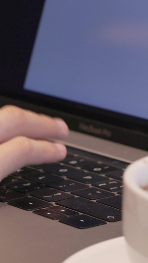 手指快速的在电脑键盘上敲打打字笔记本电脑15秒视频