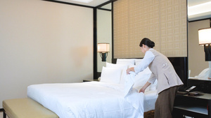 4k酒店客房服务整理床单21秒视频