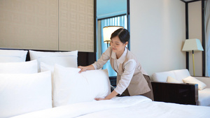 4k酒店客房整理床单服务10秒视频